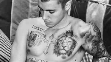 Justin Bieber exibe tatuagens e "umbigo peludo" em foto sem camisa