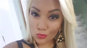 Super platinada, Mulher Filé faz biquinho e ostenta decote "perigoso"