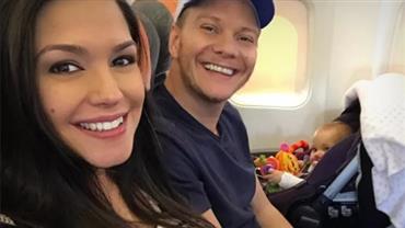 Thais Fersoza mostra Michel Teló e Melinda em selfie feita em avião