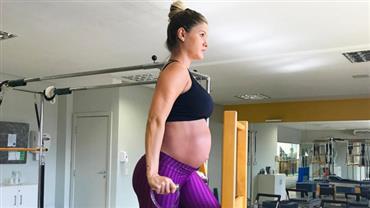 Andressa Suita exibe a barriga de grávida em dia de pilates