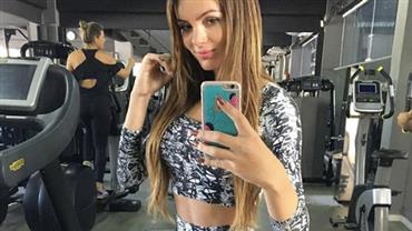 Thalita Zampirolli faz pose para mostrar o corpão na academia