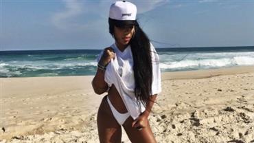 Ludmilla posa na praia com biquíni branco e internautas elogiam corpão