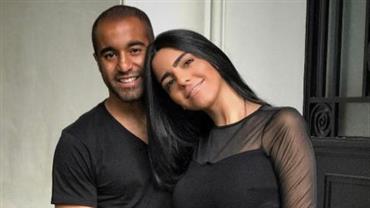 Lucas Moura posa com a esposa que exibe barriguinha de três meses de gestação