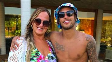 Sem camisa, Neymar posa ao lado da mãe e fãs não perdoam:"Parabéns sogrinha"