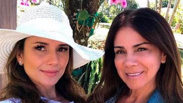 Paula Fernandes posta foto ao lado da mãe e fãs são unânimes: "Beleza foi herdada"
