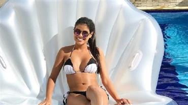 De biquíni, Munik Nunes curte dia de sol em boia gigante e fãs elogiam boa forma