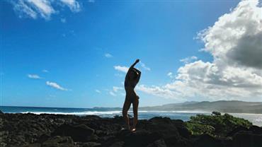 Giovanna Lancellotti posa de biquíni em cenário paradisíaco