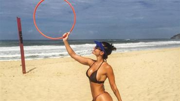 Laura Keller ostenta curvas perfeitas durante aula de funcional na praia