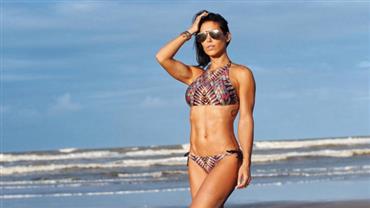Bella Falconi exibe abdômen trincado e filosofa: "Nasci com dois pares de asas"
