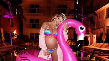 Karina Bacchi comemora 27 semanas de gestação com festa 'Pool Party' em Miami