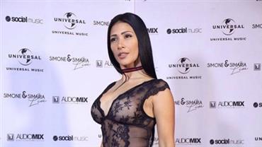 Simaria ousa em look transparente e usa técnica estratégica para cobrir os seios