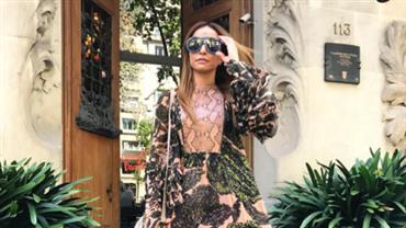 Sabrina Sato posa super estilosa em frente a hotel de luxo em Barcelona