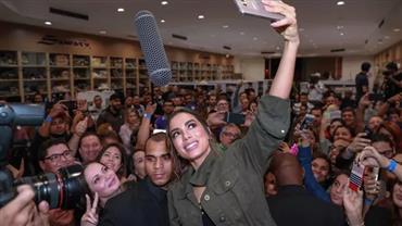 Anitta gera tumulto ao marcar presença em evento em SP
