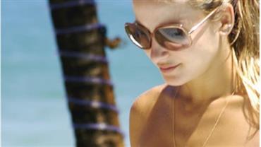 Claudia Leitte ostenta barriga trincada em biquíni branco: "Traga meu verão de volta"