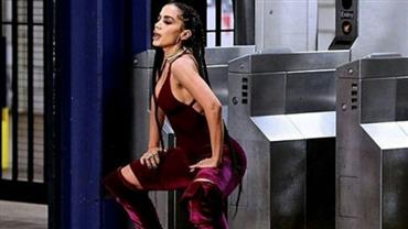 Anitta sensualiza em catracas de metrô durante gravação de clipe nos EUA
