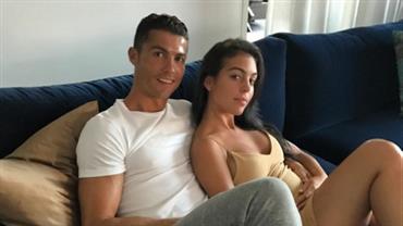 Cristiano Ronaldo publica primeira foto ao lado de nova namorada e deixa fãs intrigados: "Ela está grávida?"