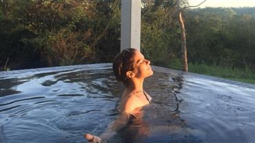 Isabella Santoni toma banho de piscina ao amanhecer: "Mergulho pra agradecer à vida"
