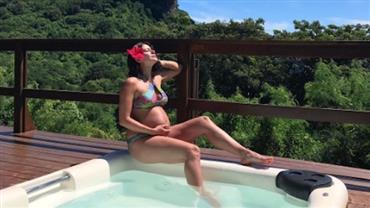 Carol Castro posa de biquíni e exibe barriga aos 7 meses de gravidez