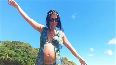 De biquíni, Carol Castro exibe o barrigão em clique na web