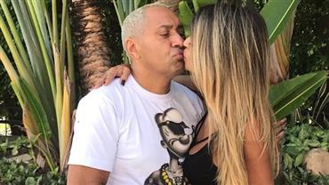 Mulher de Tiririca dá selinho no marido em foto e se declara: "Tudo de bom floresce"