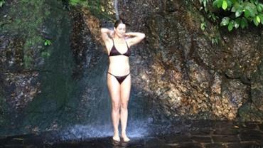 Letícia Spiller "tira zica" ao posar de biquíni em cachoeira: "Banho de luz"