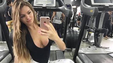 Thalita Zampirolli treina glúteos com macacão branco e levanta suspeita