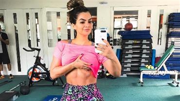 Kelly Key mostra abdome 'trincado' e fala sobre treino pós-parto