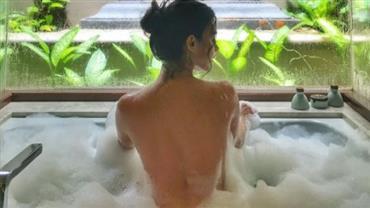 Thaila Ayala "causa" com foto sensual em banheira de resort na Tailândia