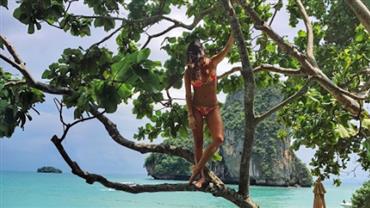 De biquíni, Thaila Ayala trepa em árvore na Tailândia: "Vida de macaco"