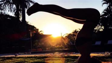 Isis Valverde exibe bumbum redondinho durante exercício de ioga: "Consegui!"