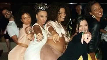 Grávida, Juliana Alves exibe barrigão gigante em festa com amigas famosas
