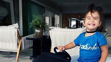 Deborah Secco se declara em registro encantador de Maria Flor: "18 meses de muito amor"