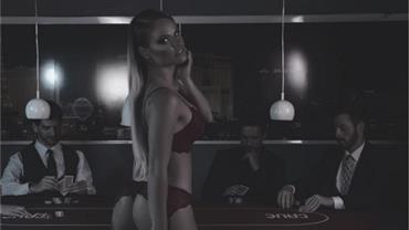 Só de lingerie, Natalia Casassola exibe bumbum perfeito ao posar de costas