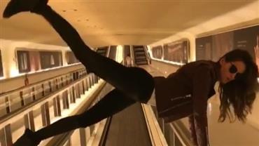 Izabel Goulart se equilibra em esteira de aeroporto para fazer "ginástica"