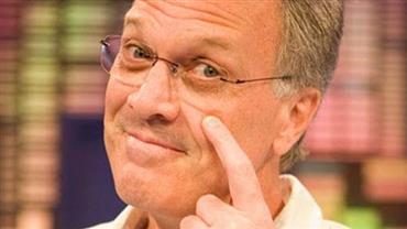 Pedro Bial brinca sobre ser pai: "Vou fazer 60 anos trocando fraldas, mas não as minhas"