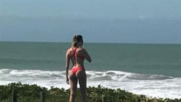 Bárbara Evans faz temperatura subir com foto de biquíni na praia