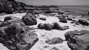 Thaila Ayala leva a internet à loucura com foto completamente nua na praia