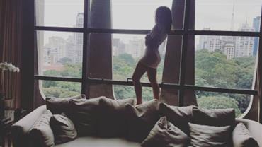 Anitta surge provocante com camisola transparente em hotel de luxo