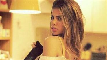 Neta de Chico Buarque posa ao natural para ensaio sexy: ''Dendê na cozinha!''