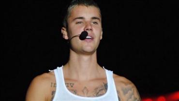 Justin Bieber se recusa a cantar "Despacito" e quase é atingido por objeto em festival