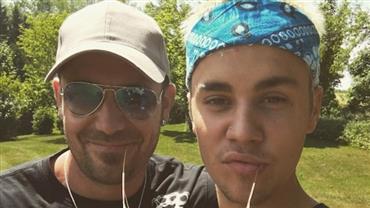 Pai de Justin Bieber gera polêmica ao postar foto peladão em matagal