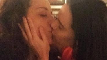 Ana Carolina parabeniza Leticia Lima por aniversário com foto de "beijaço"