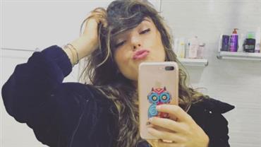 Isis Valverde mostra a barriga sequinha em selfie no espelho