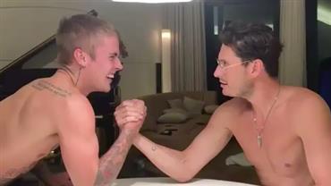 Pelado? Justin Bieber vence disputa de braço de ferro contra amigo