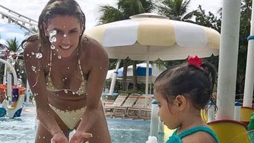 Deborah Secco aproveita feriadão em parque aquático com a filha