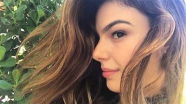 Isis Valverde leva "puxão de orelha" do Detran por foto romântica em carro