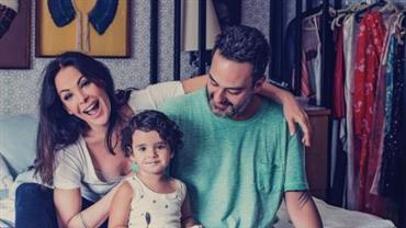 Carolina Ferraz publica foto encantadora com o marido e a filha caçula