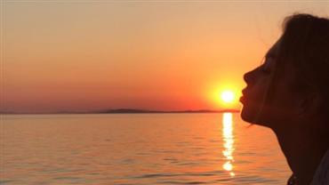 Apaixonada, Grazi Massafera "beija" o sol em viagem romântica à Grécia