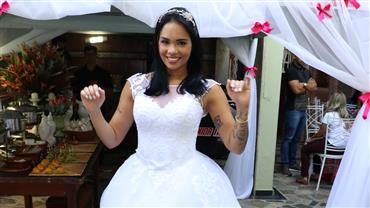 Casou? Ex-BBB Mayara Motti apresenta festa junina vestida de noivinha