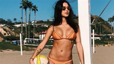 Thaila Ayala "humilha" fã ao exibir curvas perfeitas em praia:"Você não pisa, você esmaga"